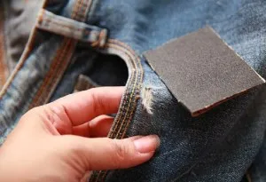Cum sa faci zgarieturi si gauri in blugi la domiciliu