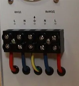 Cum să se conecteze la regulatorul de tensiune de rețea