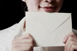 Cum să semneze un plic internațional, plicul ca un semn de frontiera - femeia e zi (conectare) Cum să semneze un plic internațional, plicul ca un semn de frontiera - femeie s zi