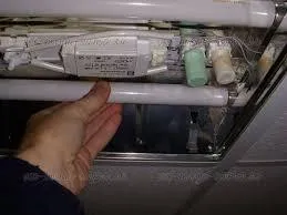 Cum se schimbă o lampă fluorescentă lung care parte și cum se introduce în lampa (bec) Cum se schimbă o lampă fluorescentă lung care parte și cum se introduce în lampa