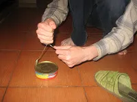 Cum de a deschide un borcan de șprot două lingurițe și adidași