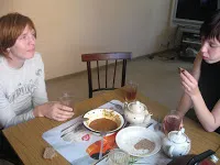 Cum de a deschide un borcan de șprot două lingurițe și adidași