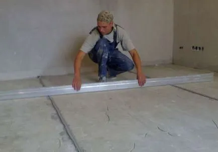 Cum să se alinieze în mod corespunzător podea ca cel mai rapid facă nivelul podelei în apartament, podeaua de ciment fara (dreapta) Cum să se alinieze în mod corespunzător podea ca cel mai rapid facă nivelul podelei în apartament, podeaua de ciment, nu