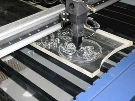 Cum să taie în plexiglass mediile casnice și industriale (de tăiere plexiglass la domiciliu) Cum să taie în plexiglass mediile casnice și industriale