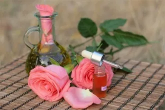 Cum se rosewater din petale de trandafir in casa (petale) Cum de a face apa de trandafiri din petale de trandafiri la domiciliu