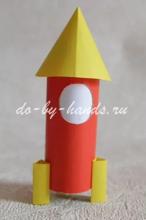 Cum sa faci o racheta din hârtie cu mâinile