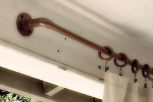 Cornișă cu mâinile lor