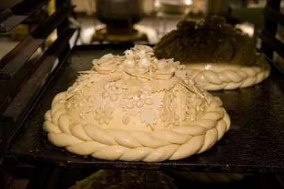 Loaf cu mâinile pe pas cu pas de nunta