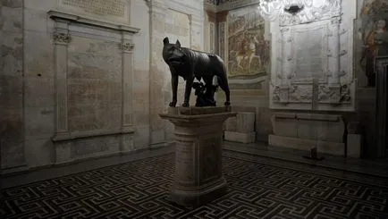 Capitoliului din Roma, Capitol Hill zona, temple si muzee, Lupa Capitolina