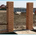 stâlpi de cărămidă cu mâinile lor instrucțiuni pas cu pas, fotografii