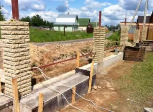 stâlpi de cărămidă pentru gard - schema dispozitivului și construirea propriilor lor mâini