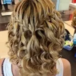 Colorat pe parul scurt, are lucrări de artă, fotografii și tutoriale video