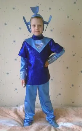 Costum Alien din hartie - cursuri online (străin cu mâinile) Costum Alien din hartie - cursuri online