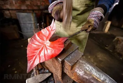 Forge propriile lor mâini