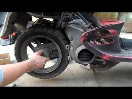 Demontarea roții din spate în scuter chinezesc