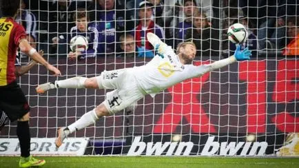Prinde penalizare - portar spaniol a sugerat cum să bată pedeapsa (așa cum este necesar să se bată penalty) Prinde penalizare - portar spaniol a sugerat cum să bată pedeapsa