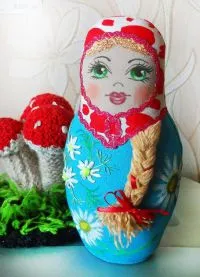 tesatura Matryoshka cu mâinile