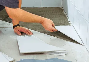 Gresie montarea placilor de tehnologie cu mâinile lor și instrumentele și (podea) Gresie montarea placilor de tehnologie cu mâinile lor, și instrumentele necesare și
