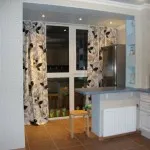 O bucătărie mică, cu o serie de opțiuni de design balcon (balcon) O bucătărie mică, cu o serie de opțiuni de design balcon