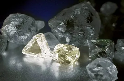 diamante brute și diamant natural de prelucrare arata ca (netratat) diamante brute și diamant natural de prelucrare arata ca