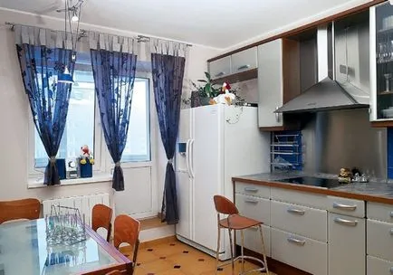 O bucătărie mică, cu o serie de opțiuni de design balcon (balcon) O bucătărie mică, cu o serie de opțiuni de design balcon