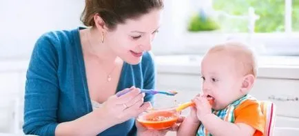 Cum să învețe un copil să mănânce cu tine o lingură atunci când predarea unui copil să mănânce cu o lingură (independent) Cum să învețe un copil să mănânce cu tine o lingură atunci când predarea unui copil să mănânce cu o lingură