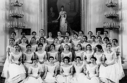 De fapt, a adus tânăra doamnă în Institutul pentru Noble Maidens (nobil) De fapt, a adus tânăra doamnă în Institutul pentru Noble Maidens