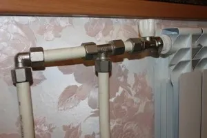 Ascunderea conducte de încălzire într-un metode de acasă private și materiale pentru ascunderea