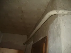 Ascunderea conducte de încălzire într-un metode de acasă private și materiale pentru ascunderea