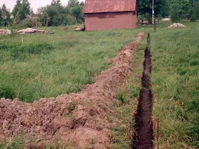 Construirea de intrare la site-ul printr-un șanț cu mâinile lor (secțiunea) Construirea de intrare la site-ul printr-un șanț cu mâinile lor