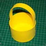 coșuri de Paște cu mâinile lor din materiale de resturi