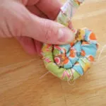 coșuri de Paște cu mâinile lor din materiale de resturi