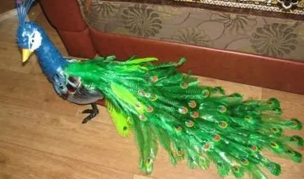 Peacock din sticle de plastic, a face cu mâinile