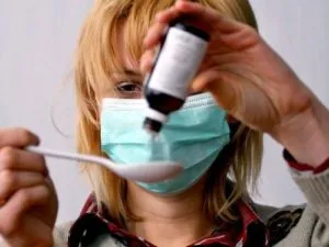 Transmiterea se face prin picaturi din aer, este ca (sistemul imunitar este slăbit) Transmiterea se face prin picături din aer, este modul în care