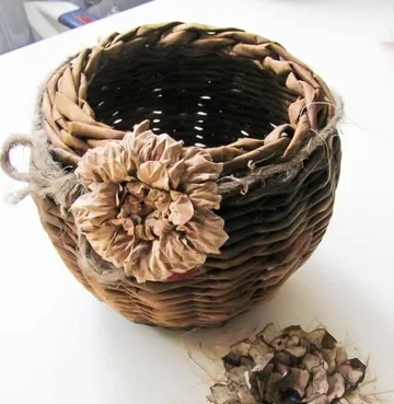 coș de țesut tuburi de ziar