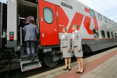 Masa pe calea ferata de tren din compartimentul - este inclus, precum și ceea ce este inclus în non-branded tren