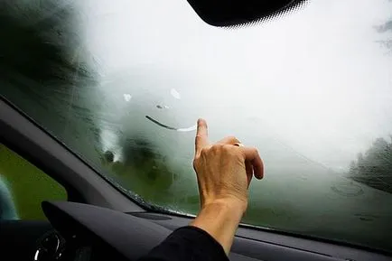 De ce sudoare sticla în mașină în ploaie și în timpul iernii, și ce să facă să nu se aburească geamurile (ploaie) De ce sudoare sticla în mașină în ploaie și în timpul iernii, și ce să facă la fereastra de dezaburire