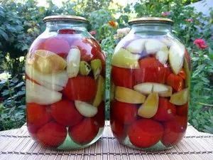 Tomate cu mere pentru rețete de iarnă preparatele conserve (conserve de reteta de tomate de iarnă de mere) Tomate cu mere pentru eboșe rețete de iarnă conserve