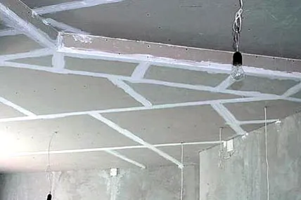 Plafonul de gips carton rezistent la umiditate în baie cu mâinile fotografia lui