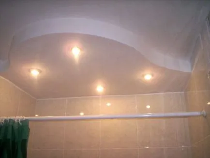 Plafonul de gips carton rezistent la umiditate în baie cu mâinile fotografia lui