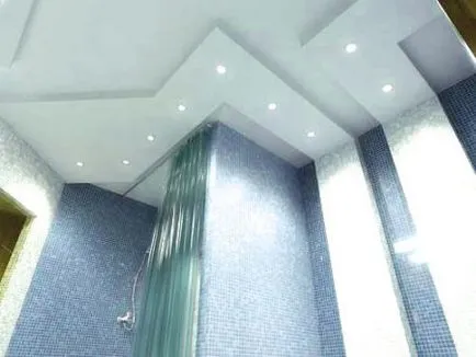 Plafonul de gips carton rezistent la umiditate în baie cu mâinile fotografia lui