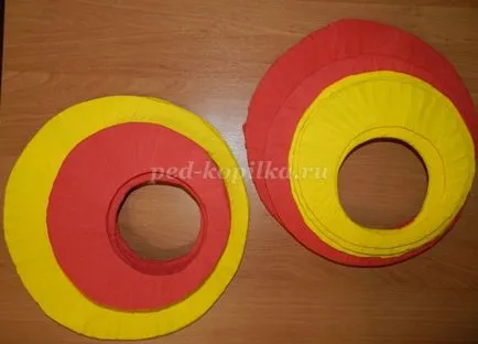 Garland festiv cu mâinile lor
