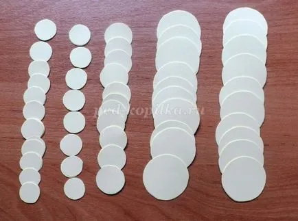 Garland festiv cu mâinile lor