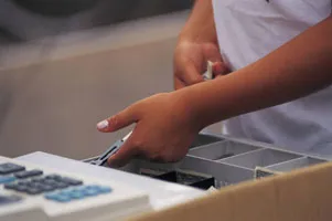 Funcția casier face ca primește, taxe casier, salarii,