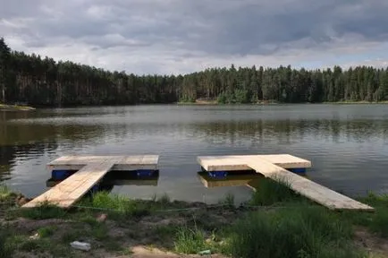 Marina structura de acostare mâinile lor, dane plutitoare pentru bărci, poduri de pe iaz pentru
