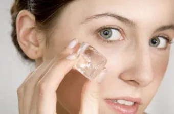 Ștergeți fata cu gheata - cuburi cu mușețelul împotriva îmbătrânirii pielii, precum și de a face un masaj facial