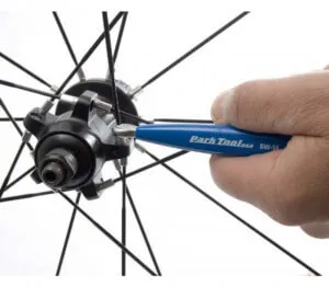 Debandajare spate a bicicletei, demontarea roții de pe bicicletă (ședere) Demontarea roții din spate a unei biciclete, cum să eliminați o roată de bicicletă