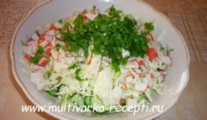 Salata cu pești roșii, castraveți și ouă (ouă) Salata cu pești roșii, castraveți și ouă