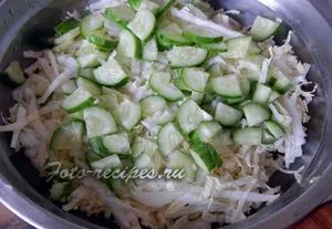 salata de varză chinezească cu rosii si castraveti reteta cu o fotografie