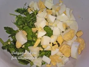 Tomate cu ouă și brânză afumată (salată de roșii cu ouă și brânză afumată) Salata de rosii cu ouă și brânză afumată